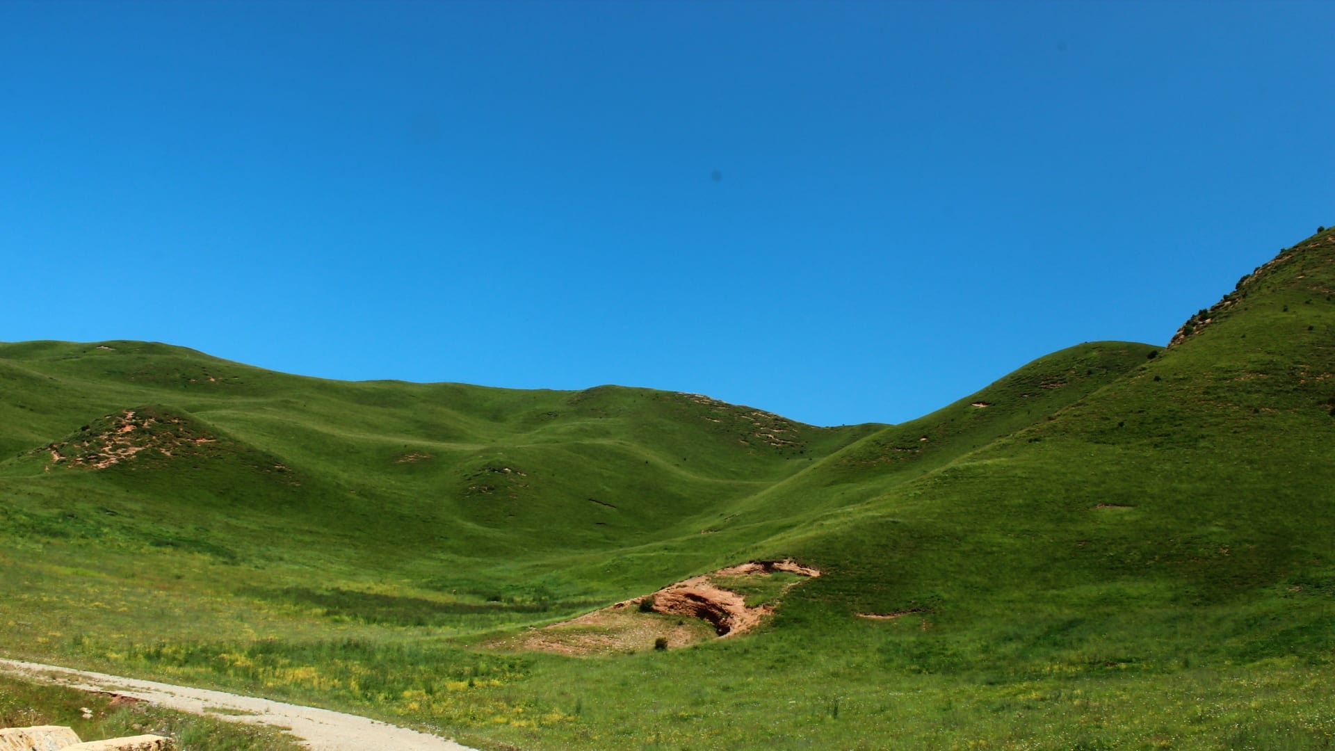 甘南草原山坡与蓝天